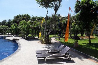 Bintang Flores Hotel - Ligstoelen naast het zwembad